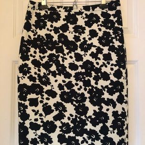 LOFT black/white flowered pencil skirt Size 6
